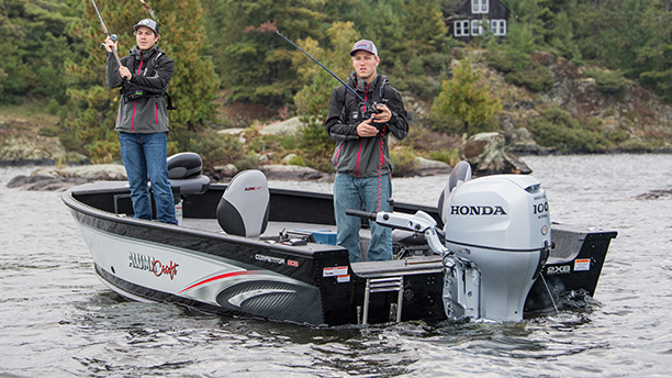 Deux hommes pêchant dans un bateau
