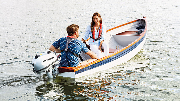 Deux personnes dans un bateau