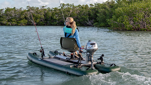 Une femme naviguant sur un petit bateau sur un lac